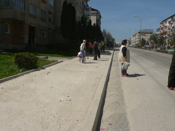 1.3  trotuar betonat inainte de asternere strat uzura str. Republicii 4.jpg